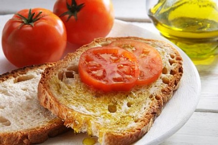 El aceite de oliva virgen extra es un pilar básico de la dieta mediterranea