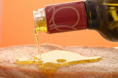 Un consumo de aceite de oliva de 20 gramos al dia ayuda a mantenerte joven y sano.