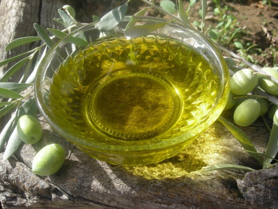 Las propiedades del aceite de oliva virgen hacen de ese producto un elemento ideal para elaborar remedios caseros